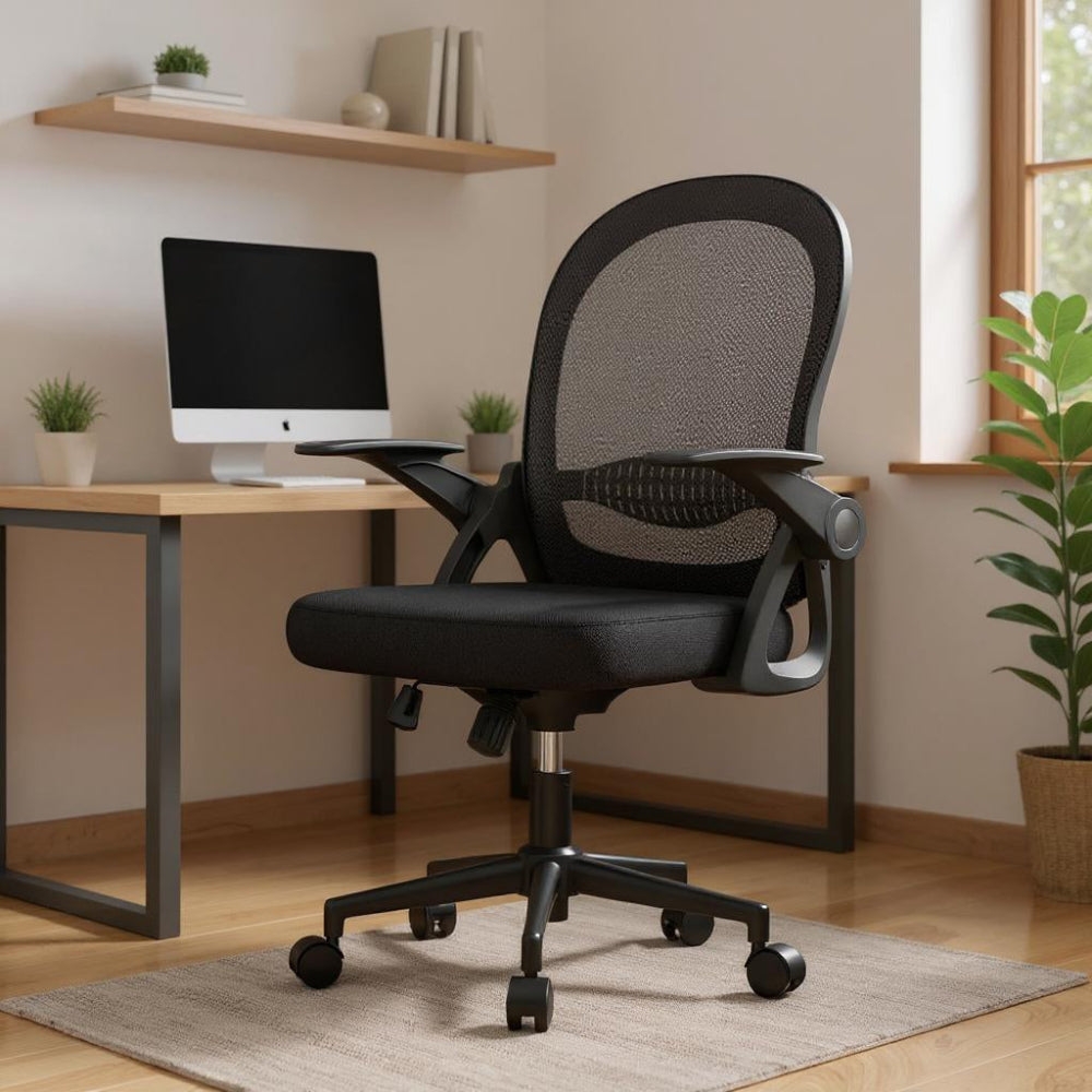 Chaise de bureau ergonomique noire dans un espace lumineux avec bureau en bois
