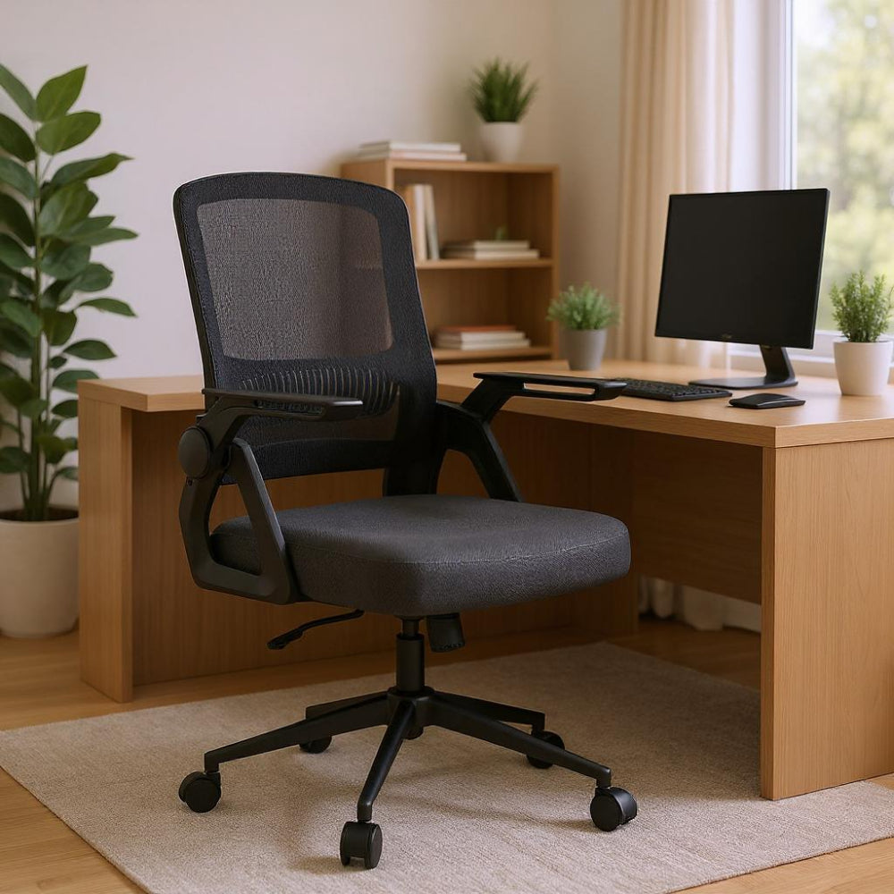 Chaise de bureau ergonomique noire devant un bureau en bois clair