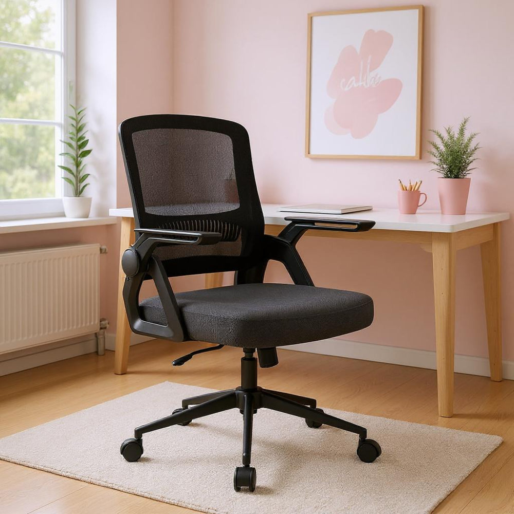 Chaise ergonomique noire en maille respirante dans un espace de travail moderne