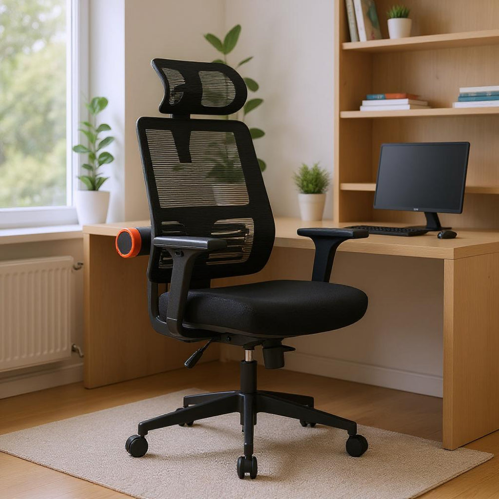 Chaise ergonomique noire avec dossier en maille et coussin lombaire réglable