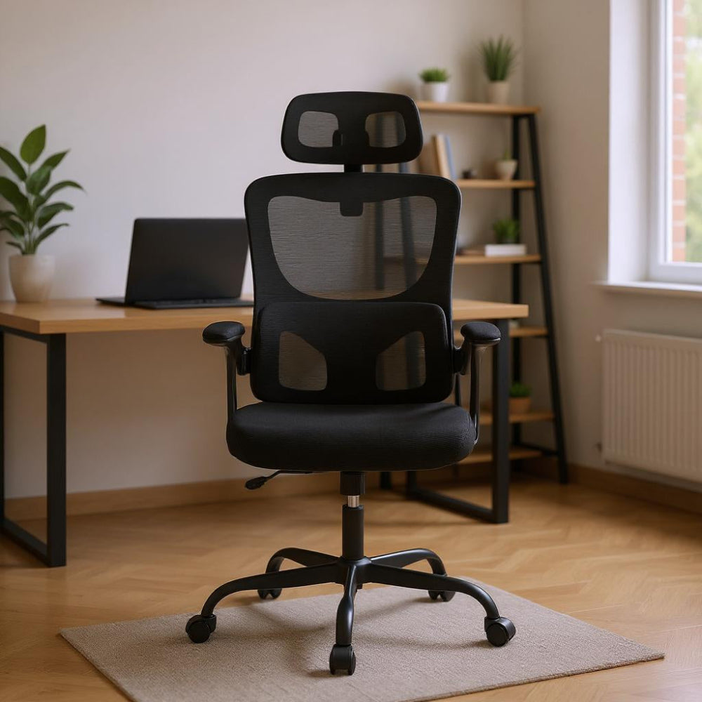 Chaise de bureau ergonomique noire en maille respirante dans un bureau clair
