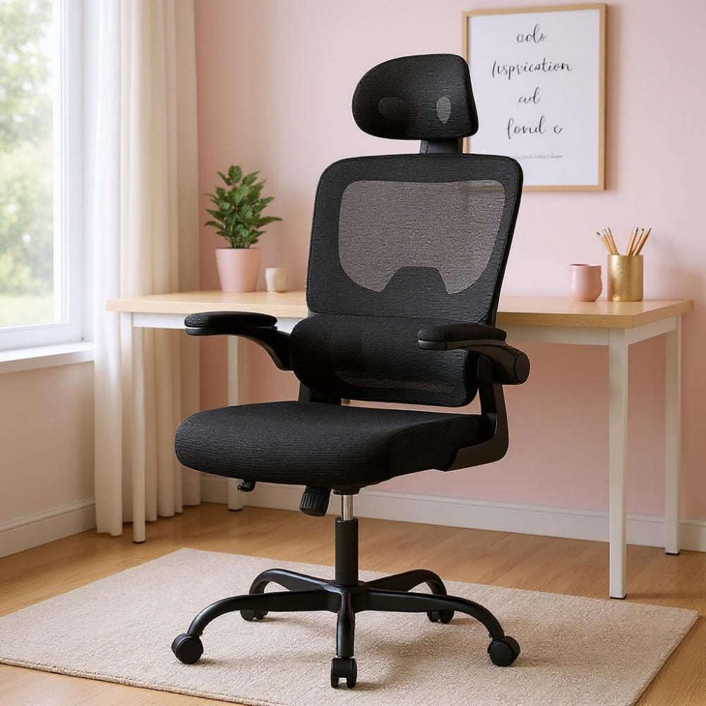 Chaise ergonomique noire vue de profil avec accoudoirs rabattables
