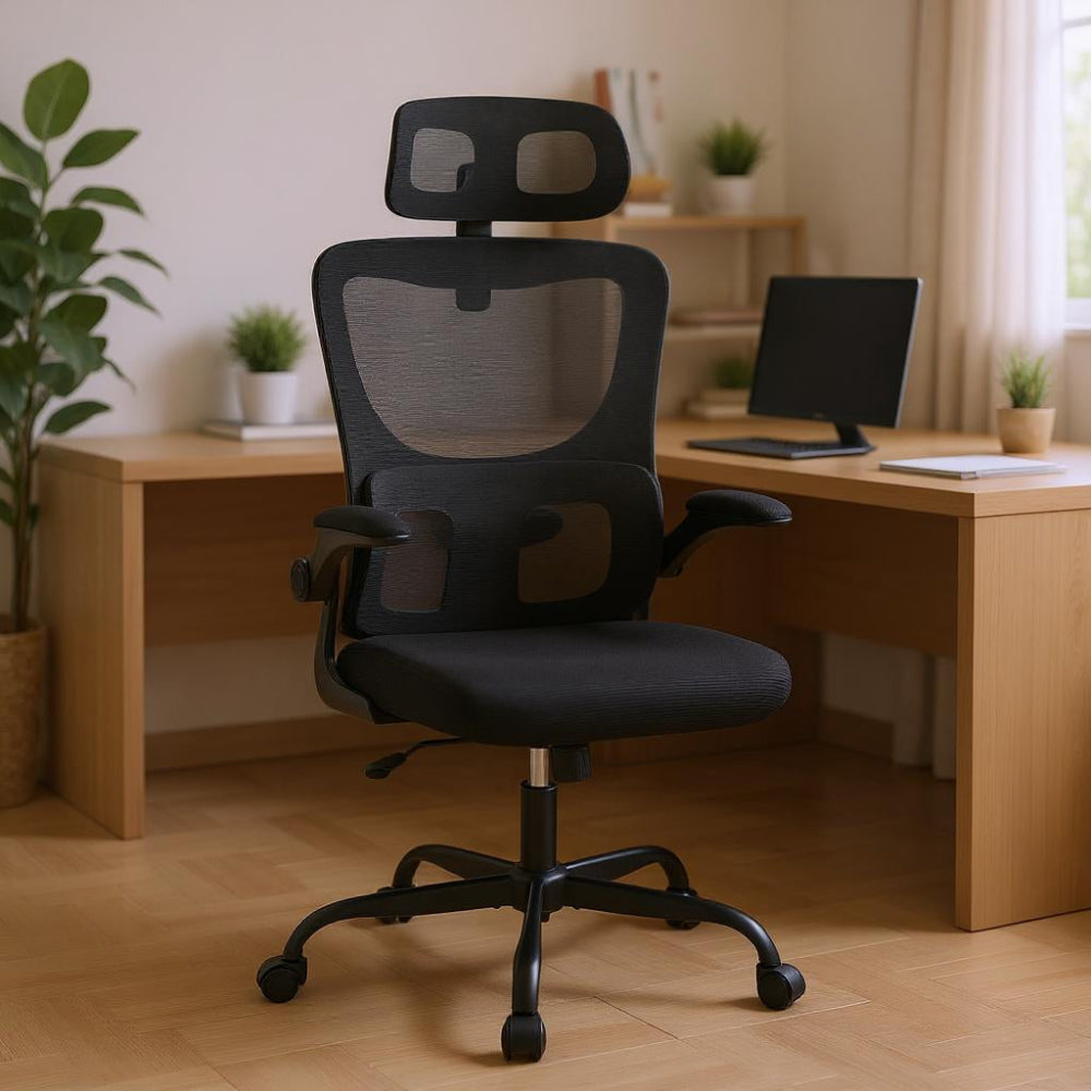 Chaise ergonomique noire avec assise en mousse et dossier en maille devant un bureau