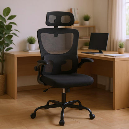 Chaise ergonomique noire avec assise en mousse et dossier en maille devant un bureau