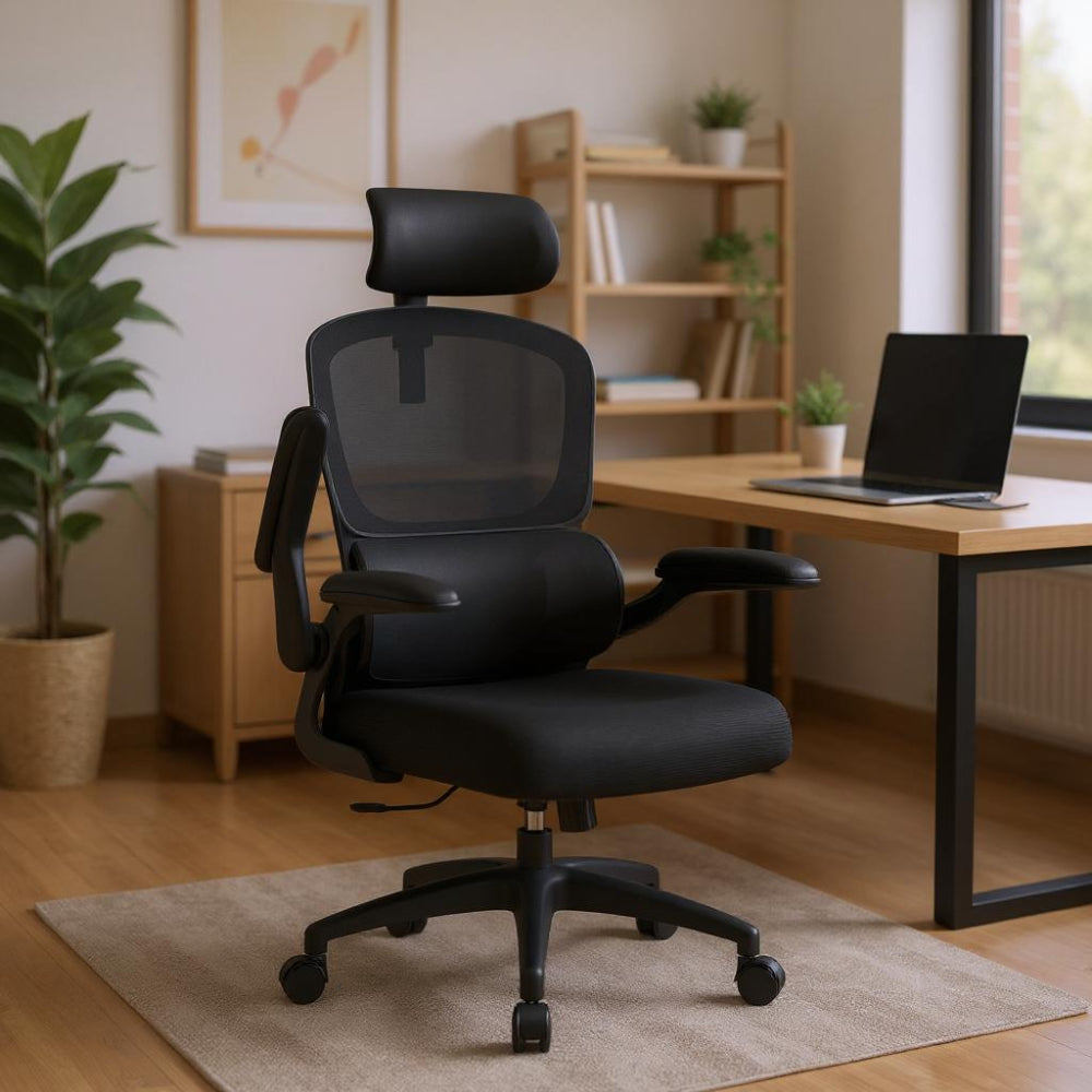 Chaise de bureau ergonomique noire dans un espace lumineux avec bureau en bois