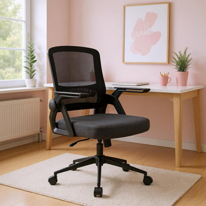 Chaise ergonomique noire en maille respirante dans un espace de travail moderne