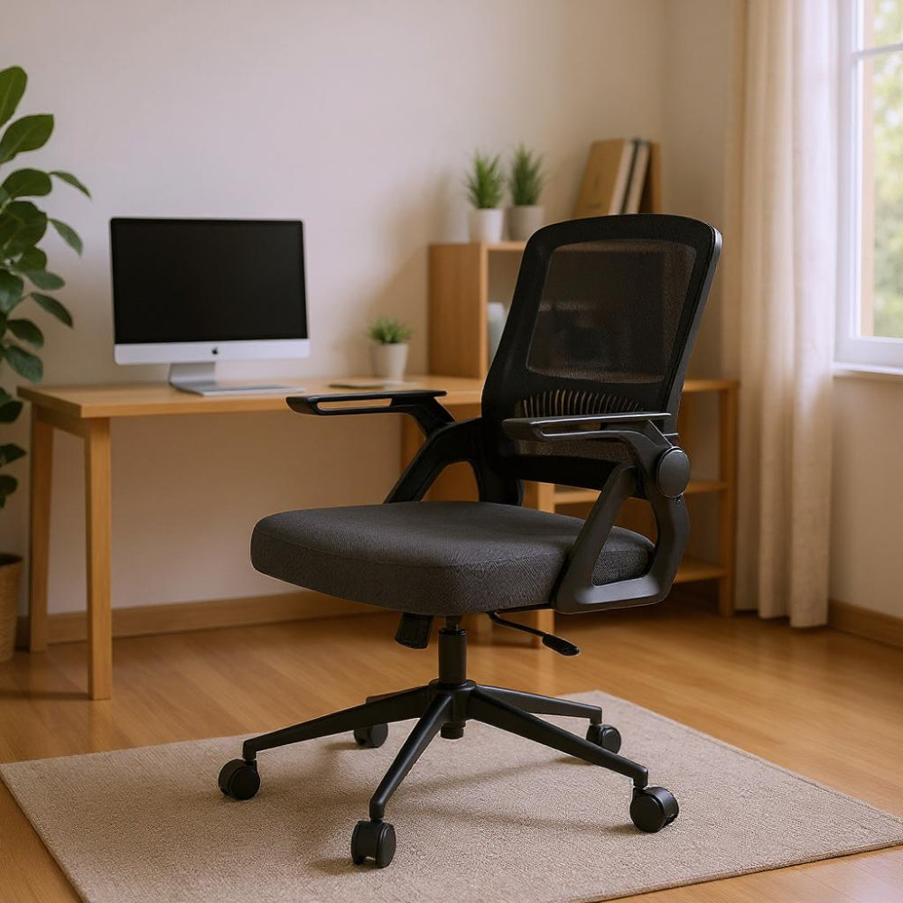 Chaise ergonomique noire avec assise rembourrée et accoudoirs rabattables