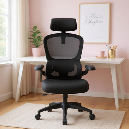 Chaise ergonomique noire avec dossier en maille et appui-tête réglable dans un bureau moderne