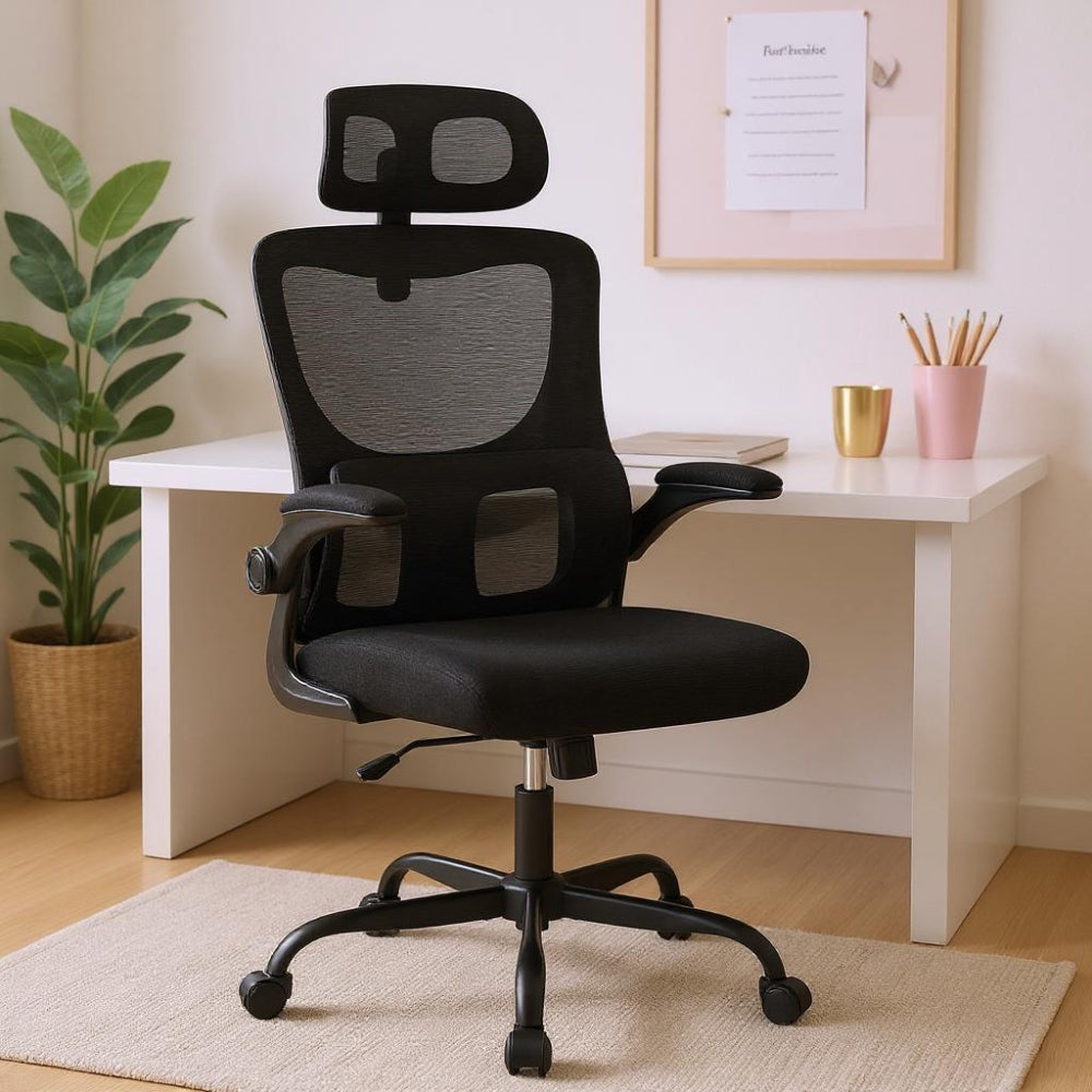 Chaise ergonomique noire vue de profil avec dossier en maille et accoudoirs rabattables