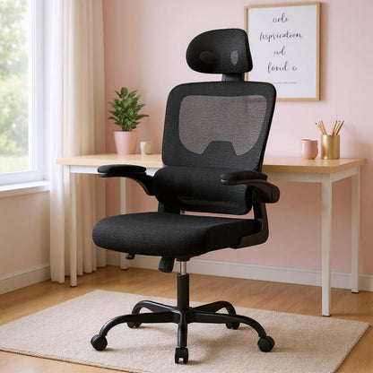 Chaise ergonomique noire vue de profil avec accoudoirs rabattables