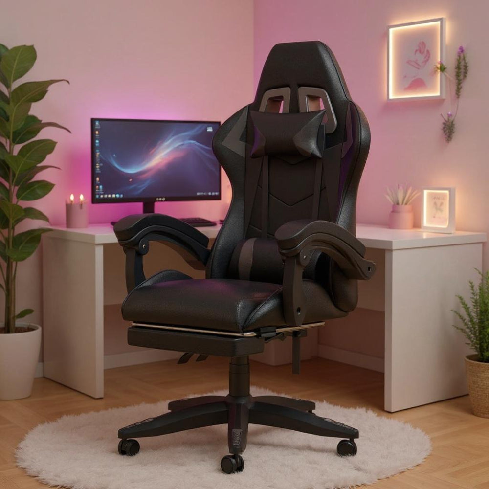 Chaise gaming noire avec dossier haut et repose-pieds dans un bureau moderne