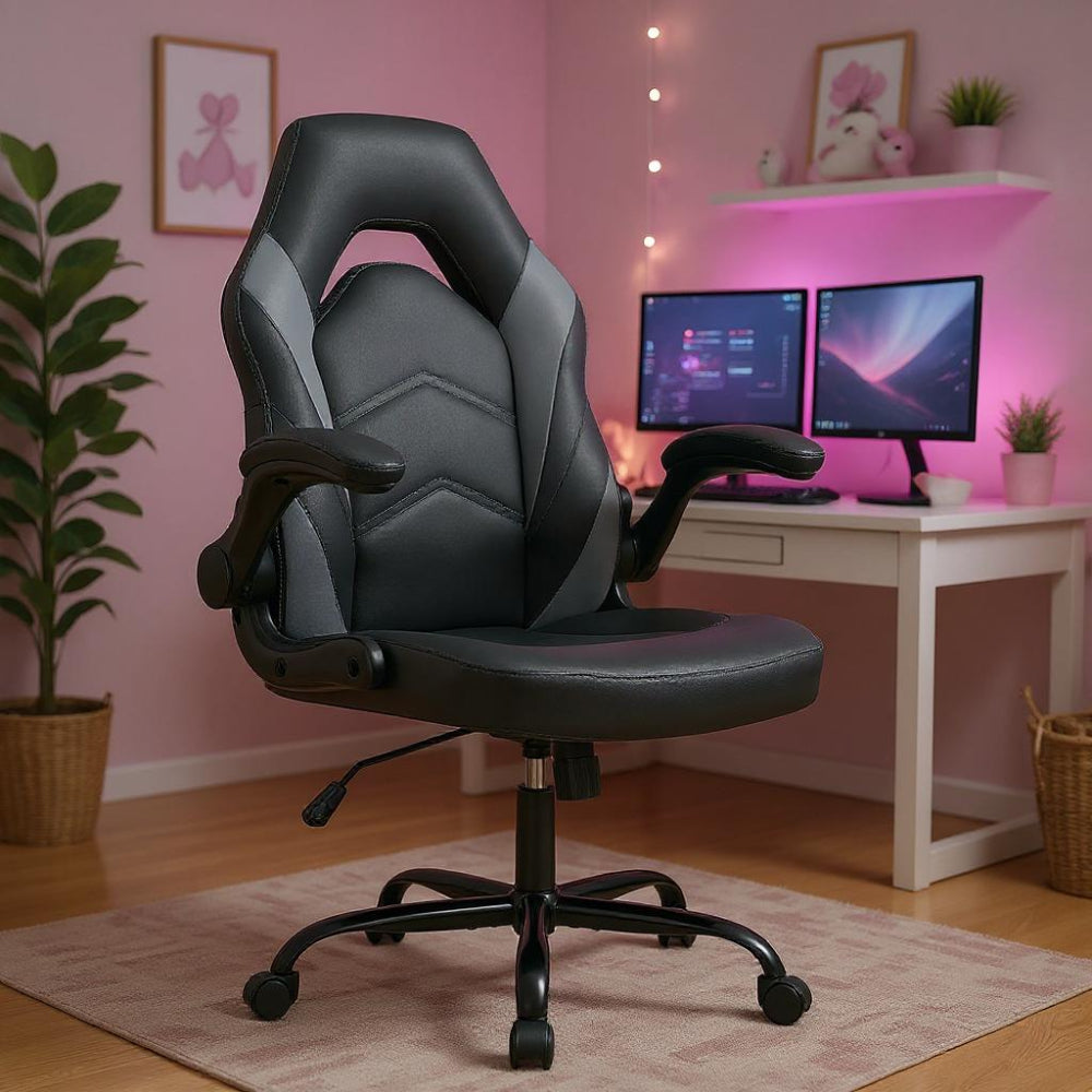 Chaise gaming noire avec dossier ajouré et assise rembourrée dans un bureau clair