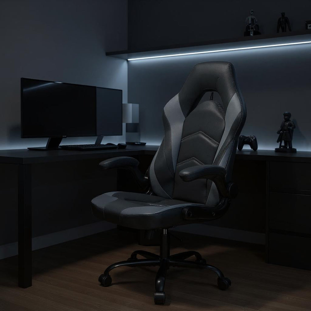 Chaise gaming noire dans un bureau setup avec lumière bleue