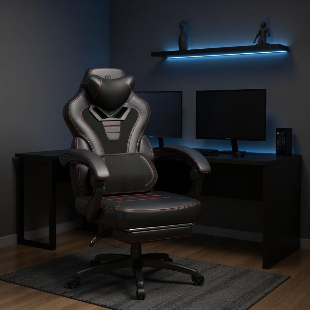 Chaise gaming noire grand format avec dossier inclinable dans un bureau éclairage bleu