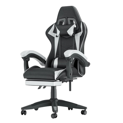 Chaise gaming noire vue de profil avec repose-pieds escamotable et roulettes