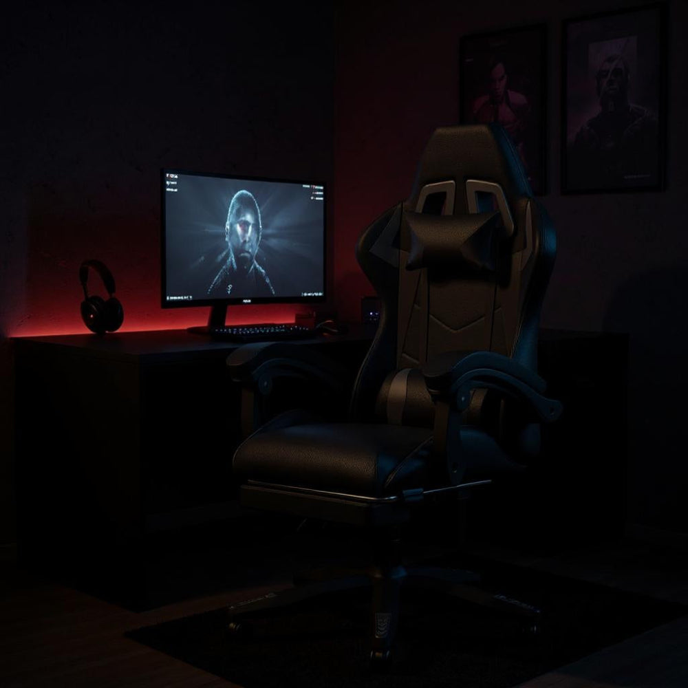 Chaise gaming noire avec repose-pieds intégré et accoudoirs réglables dans un bureau rouge
